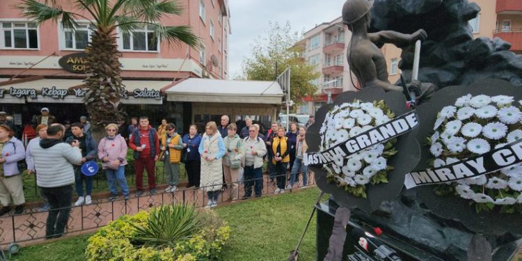 Rus turistler şehit madencileri andı