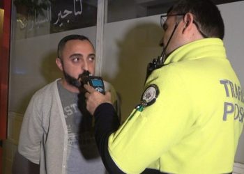Alkolmetreye üflememek için yapmadığı kalmadı