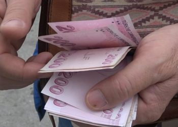 Para dolu çantayı karakola teslim etti