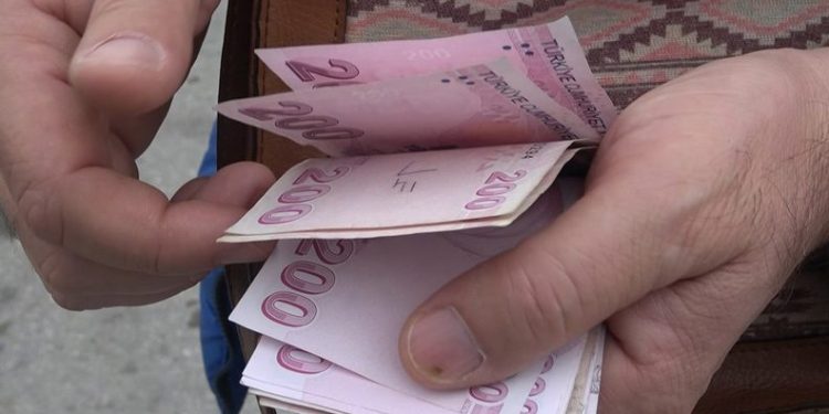 Para dolu çantayı karakola teslim etti