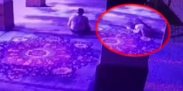 Namaz kılarken kalbine yenik düştü
