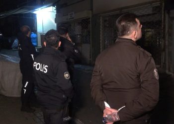 Bursa’da iş yerinde uyuyakalınca ekiplerden yardım istedi