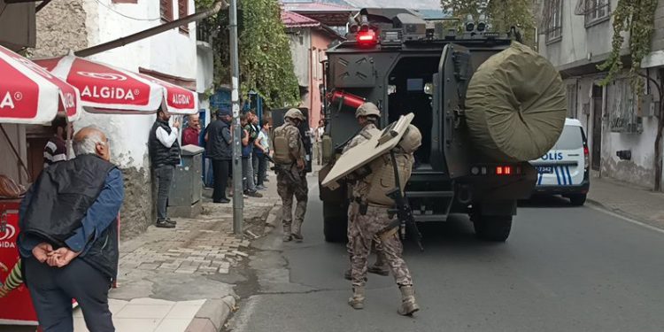 Kahrmanmaraş’ta operasyona giden polislere saldırı