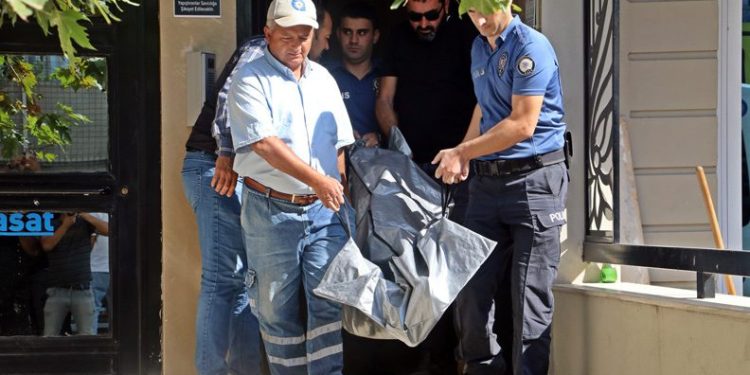 Öğretmeninin evinde ölü bulundu