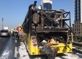 İstanbul’da seyir halindeki otobüs yandı