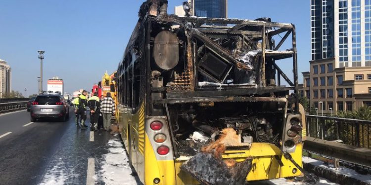 İstanbul’da seyir halindeki otobüs yandı