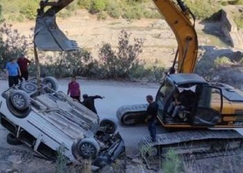 Şarampole uçan otomobil iş makinesiyle çıkarıldı