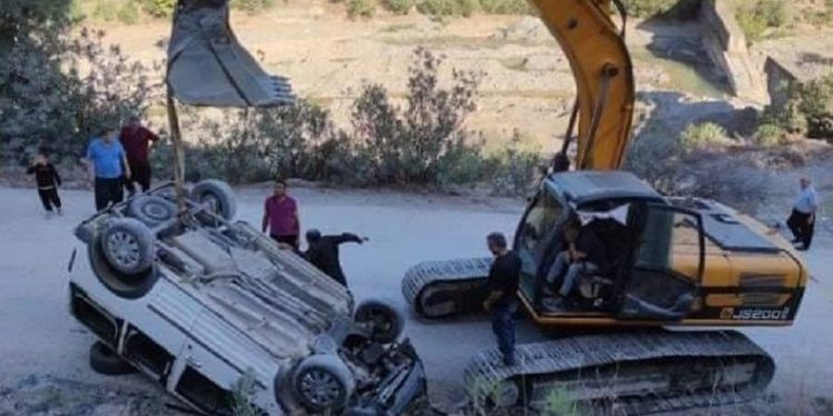 Şarampole uçan otomobil iş makinesiyle çıkarıldı