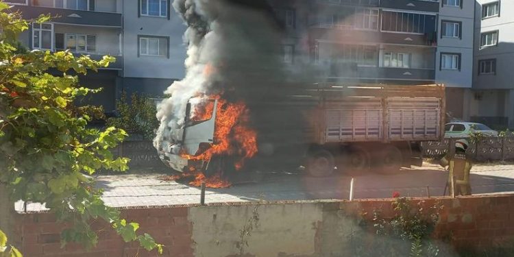 Bursa’da park halindeki kamyon yandı