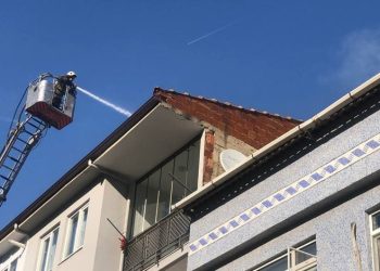 Bursa’da binanın çatısında çıkan yangın söndürüldü