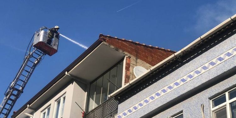 Bursa’da binanın çatısında çıkan yangın söndürüldü