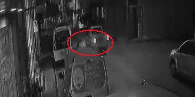 Köpekten kaçan çocuk otomobilin altında kaldı