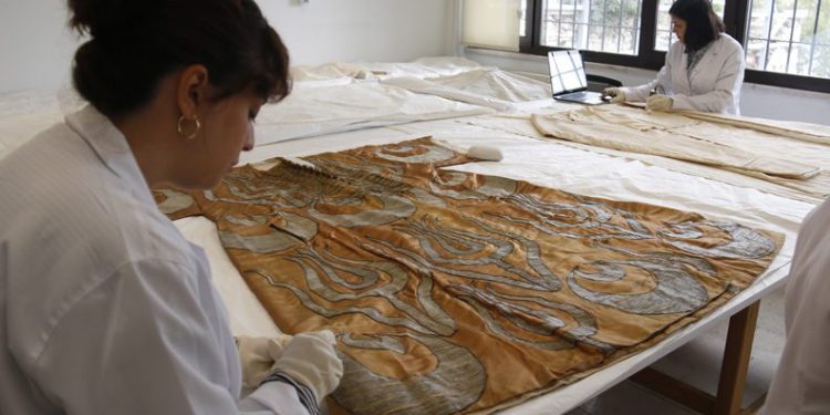 Padişahların özel kaftanları restore ediliyor