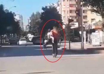 Adana’da kucağında bebeğiyle scootera bindi