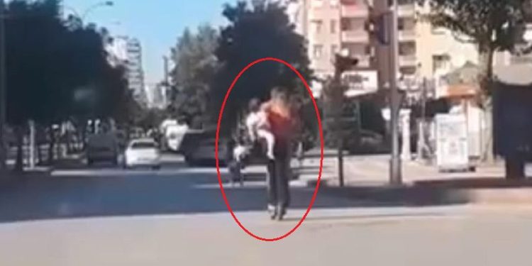 Adana’da kucağında bebeğiyle scootera bindi