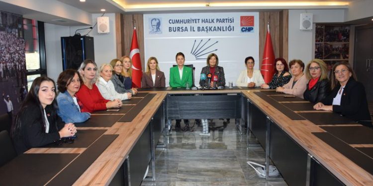 Bursa’da CHP’li kadınlardan Ata’ya saygı