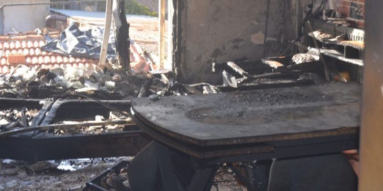 Boşanma aşamasındaki eşinin evini yaktı