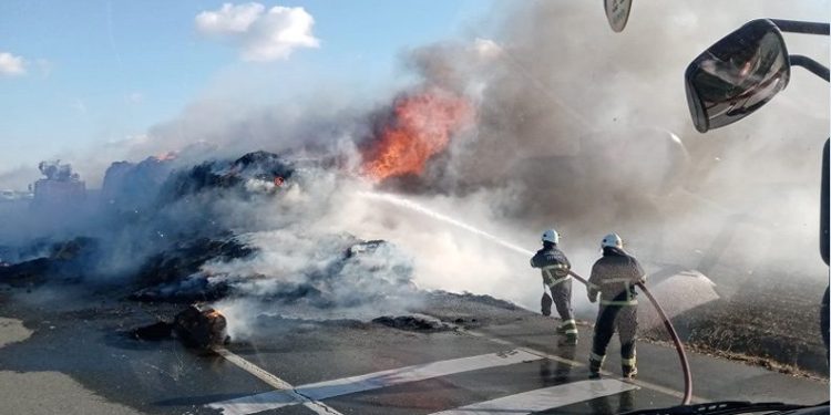 Kırklareli’nde saman yüklü TIR yandı