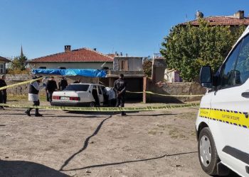 Otomobil içerisinde kadın ve erkek cesedi bulundu