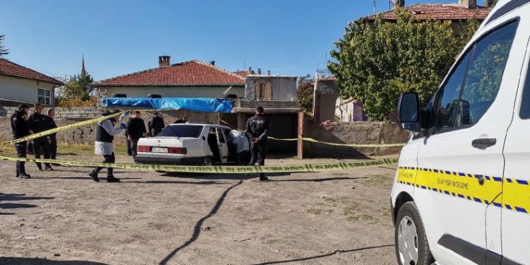 Otomobil içerisinde kadın ve erkek cesedi bulundu