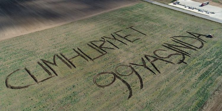 Tarlasına traktörüyle “Cumhuriyet 99 yaşında” yazdı