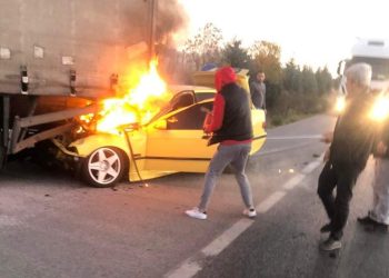 Bursa’da kamyona çarpan otomobil alev aldı