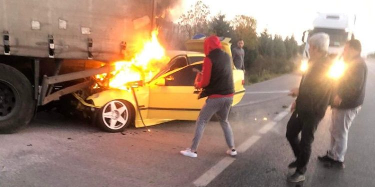 Bursa’da kamyona çarpan otomobil alev aldı