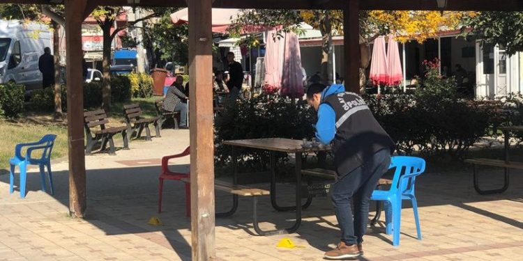 Bursa’da kavgayı ayırmak isterken ayağından vuruldu