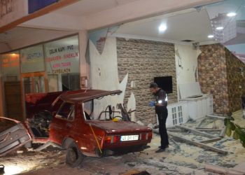 Otomobil iş yerine daldı:1 ölü