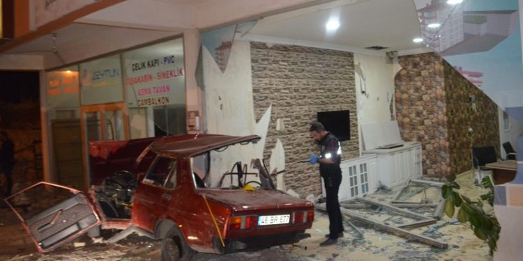 Otomobil iş yerine daldı:1 ölü