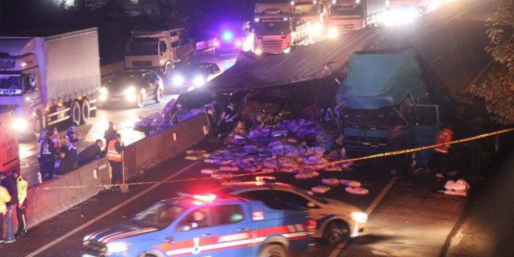 Sakarya D-650 kara yolunda feci kaza