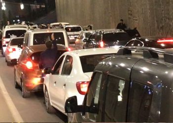 Yolu trafiğe kapatıp çiftetelli oynadılar