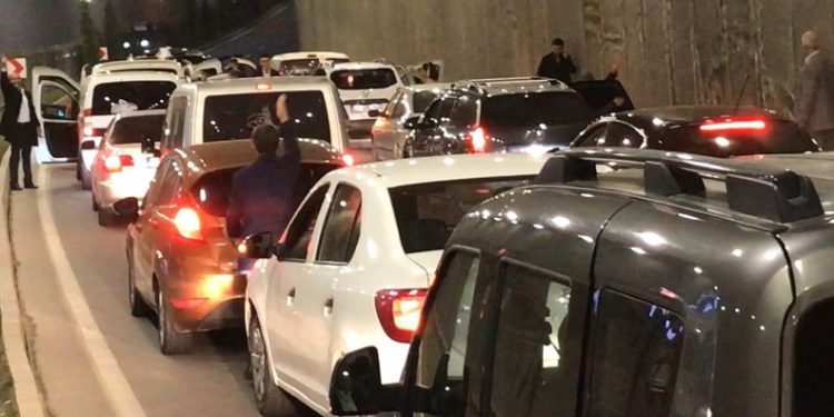 Yolu trafiğe kapatıp çiftetelli oynadılar