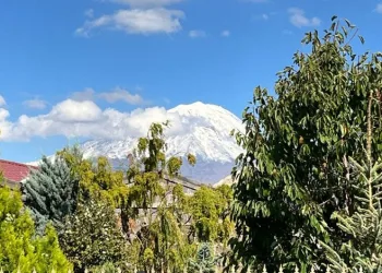 Ağrı Dağı’nın zirvesi karla buluştu