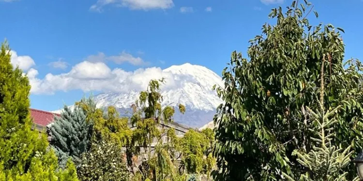 Ağrı Dağı’nın zirvesi karla buluştu