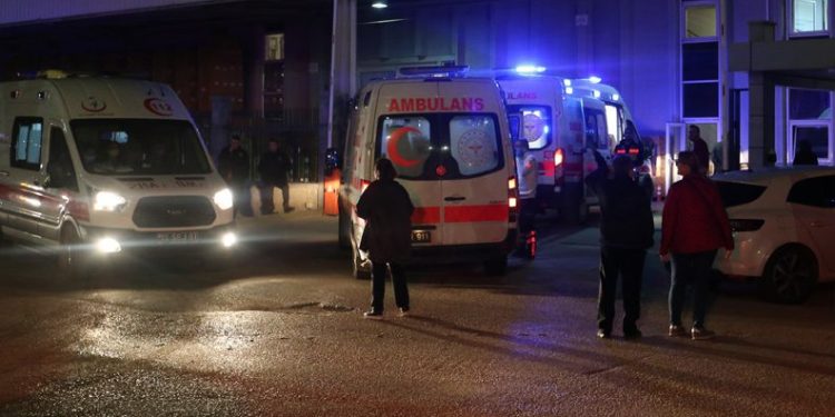 50’den fazla işçi yemekten zehirlendi