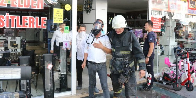5 katlı AVM’de yangın paniği