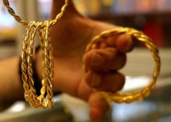 Korkunç cinayet! Boğazını kesip bileziklerini çaldılar