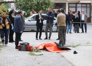 Tamir için çıktığı çatıdan düşerek öldü