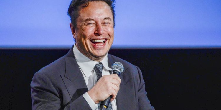 Elon Musk Twitter’ı satın alıyor