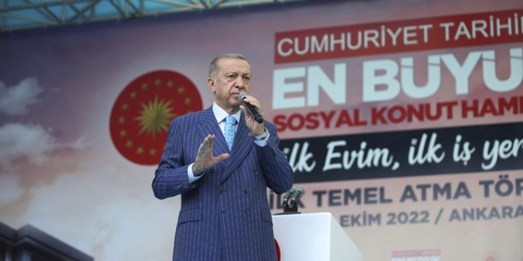 Sosyal konut projesinde ilk temel atıldı