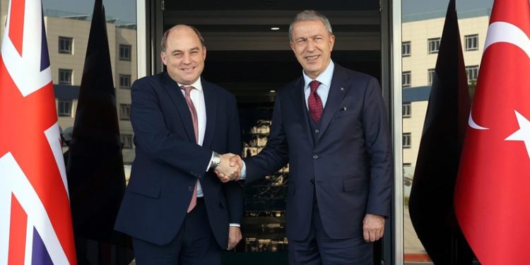 Bakan Akar İngiliz mevkidaşını ağırladı