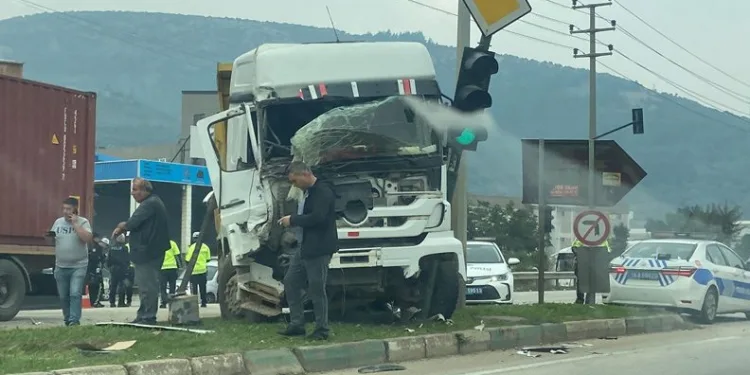 Bursa’da TIR, hatalı dönüş yapan kamyona çarptı