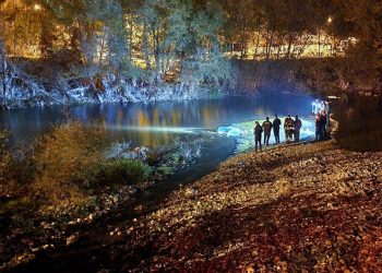 Dere kenarında yarı çıplak cesedi bulundu