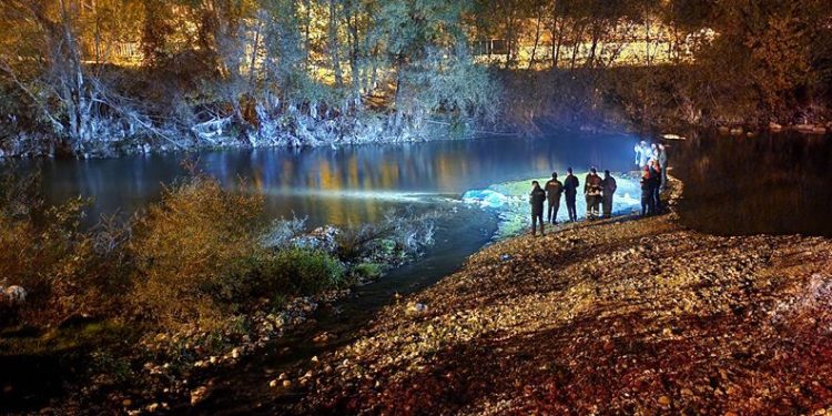 Dere kenarında yarı çıplak cesedi bulundu