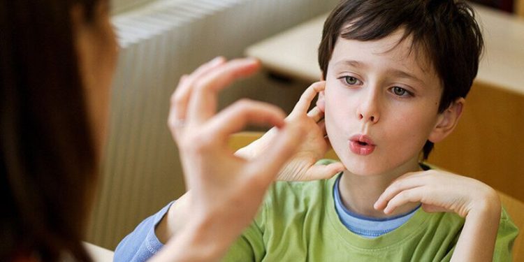 “Kekeme çocuğunuzu konuşurken düzeltmeyin”