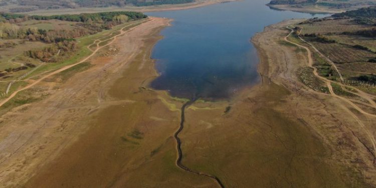 İstanbul barajları alarm veriyor: Su metrelerce çekildi