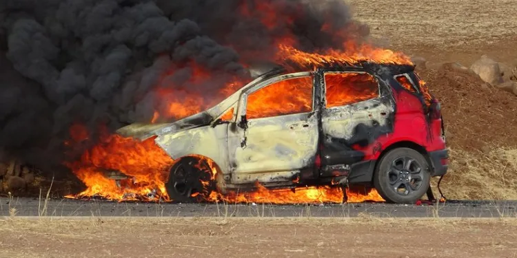 Alev alan otomobilin sürücüsü son anda kurtuldu