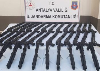 Antalya’da 35 pompalı tüfek ele geçirildi