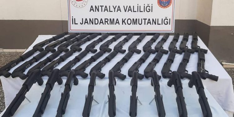 Antalya’da 35 pompalı tüfek ele geçirildi
